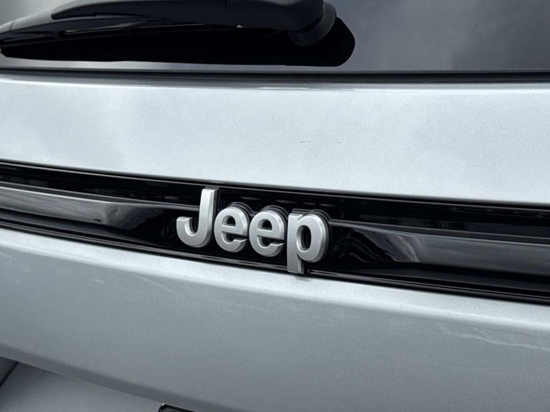 New 2026 Jeep Grand Cherokee Laredo 4x2