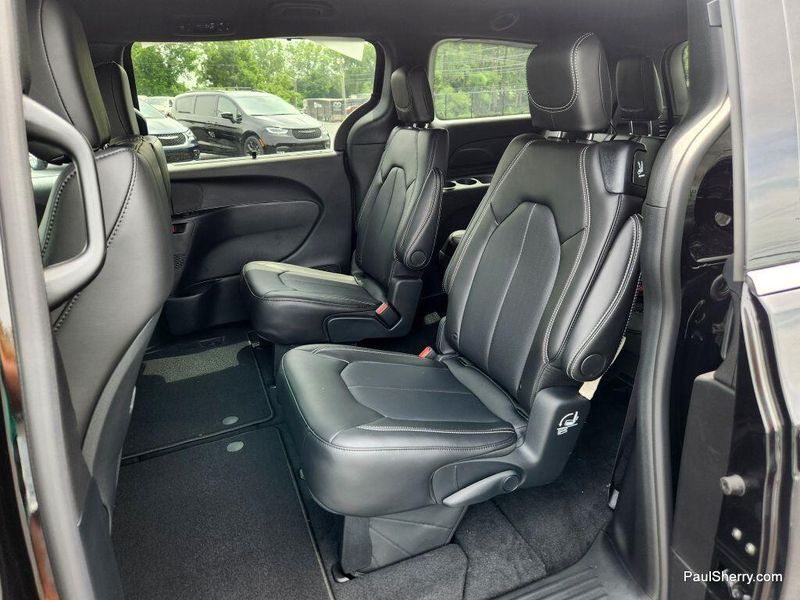 New 2025 Chrysler Voyager LxImage 45