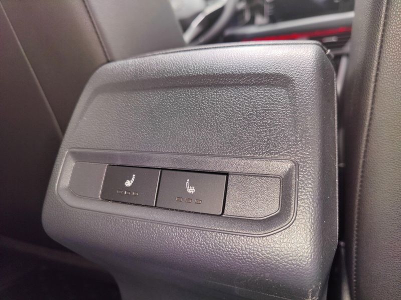 Used 2025 Volkswagen Jetta SEL w/Sunroof & NavigationImage 17