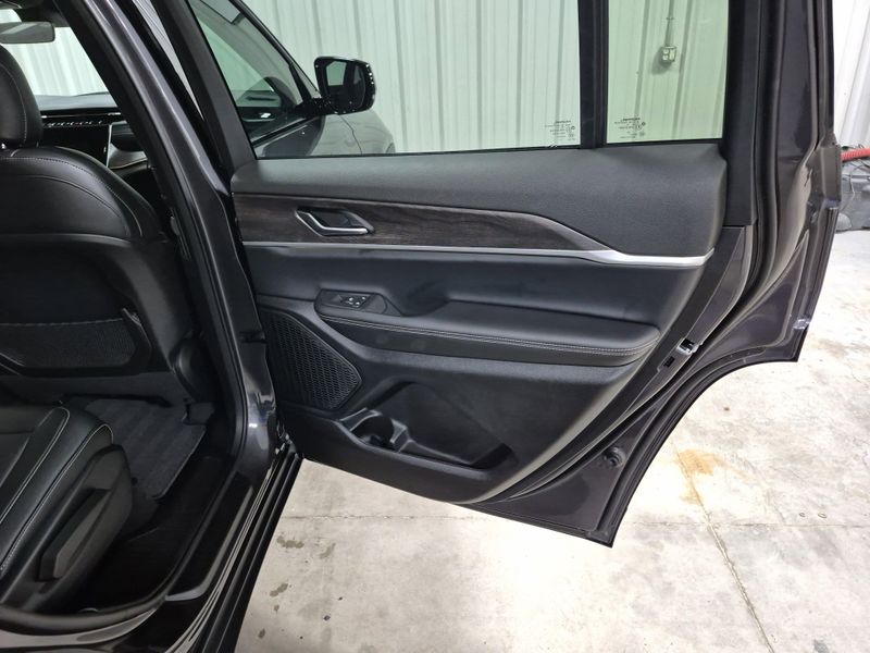 New 2025 Jeep Grand Cherokee L Limited 4x4Image 7