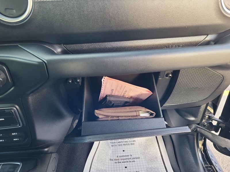 Used 2018 Jeep Wrangler Unlimited SaharaImage 18