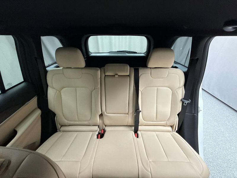 New 2025 Jeep Grand Cherokee Limited 4x4Image 14