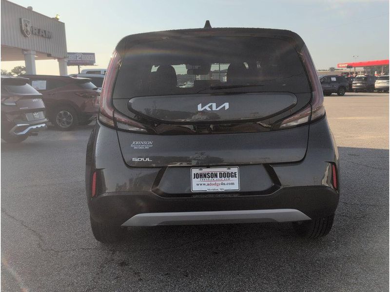 Used 2023 Kia Soul LXImage 4