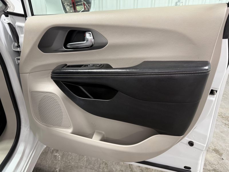 Used 2022 Chrysler Pacifica Touring LImage 9