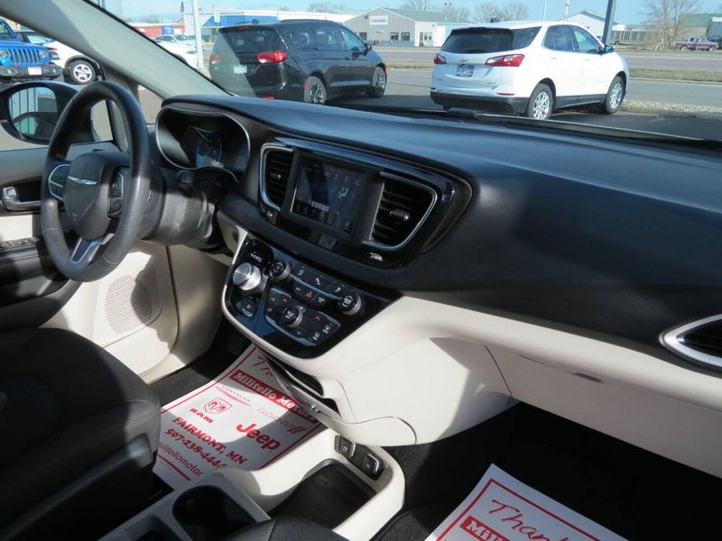 2018 Chrysler Pacifica Touring 4dr Mini VanImage 13