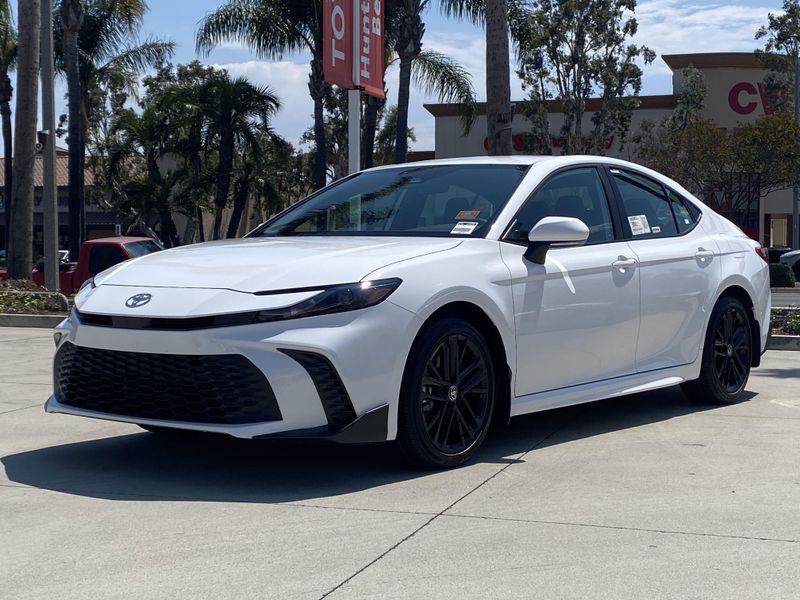 New 2025 Toyota Camry SEImage 6