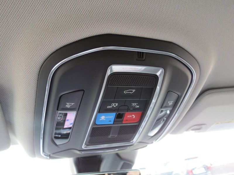 Used 2023 Jeep Grand Cherokee L Limited 4x4 4dr SUVImage 18