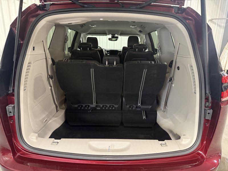 Used 2023 Chrysler Pacifica Touring LImage 6