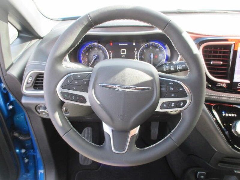 New 2026 Chrysler Pacifica SelectImage 18