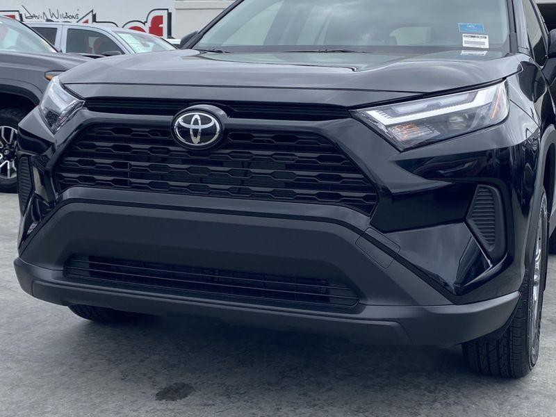 New 2025 Toyota RAV4 Hybrid XLEImage 7