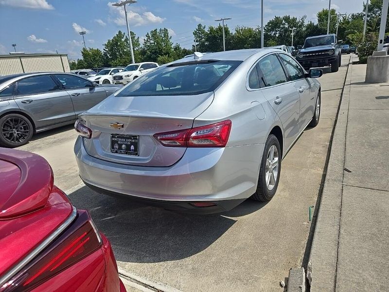 2022 Chevrolet Malibu 1LT photo 2