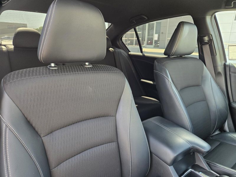 2017 Honda HR-V LX photo 27
