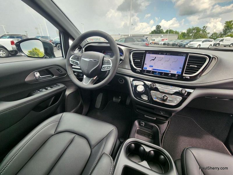 New 2026 Chrysler Pacifica Select