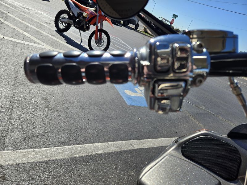 USED 2013 HARLEY ROAD GLIDE CVO  CUSTOM Image 22