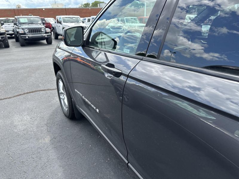 New 2025 Jeep Grand Cherokee Laredo X 4x4Image 11