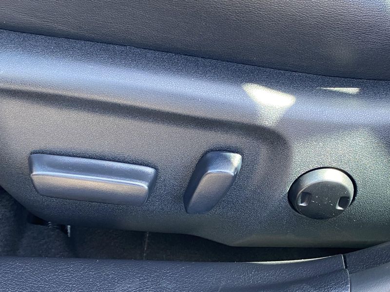 2012 Toyota Camry SEImage 18