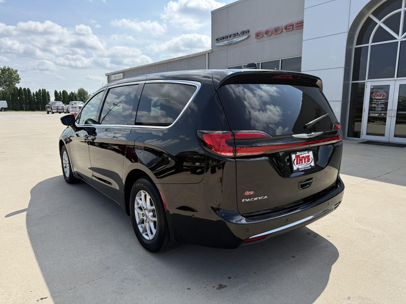 Used 2025 Chrysler Pacifica SelectImage 36