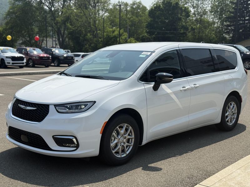 Used 2025 Chrysler Pacifica Select