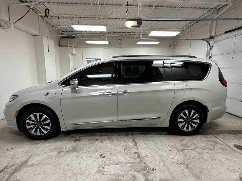 2021 Chrysler Pacifica Hybrid LimitedImage 2