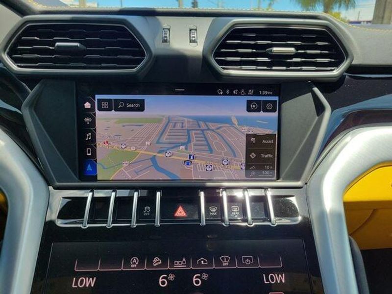 2019 Lamborghini Urus photo 26