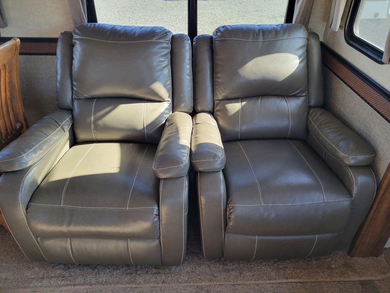 Used 2016 HEARTLAND BIG HORN 3010RE Image 14