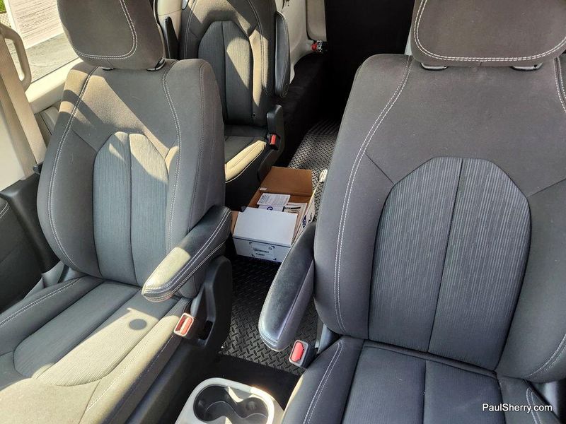 2023 Chrysler Voyager LXImage 2