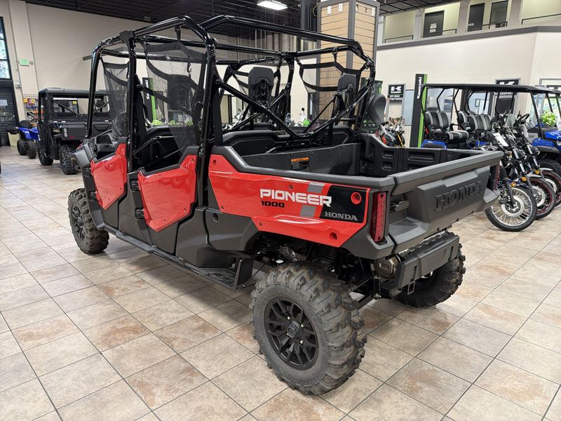 New 2025 Honda PIONEER 1000-6 DLX CREW Image 15
