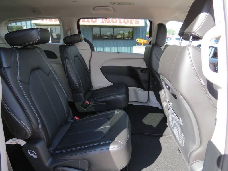 New 2026 Chrysler Voyager LxImage 4