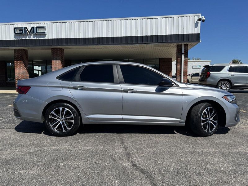 2024 Volkswagen Jetta Sport photo 3