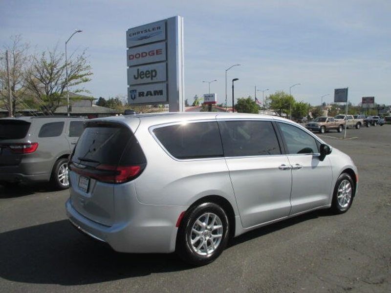 2023 Chrysler Pacifica Touring LImage 7
