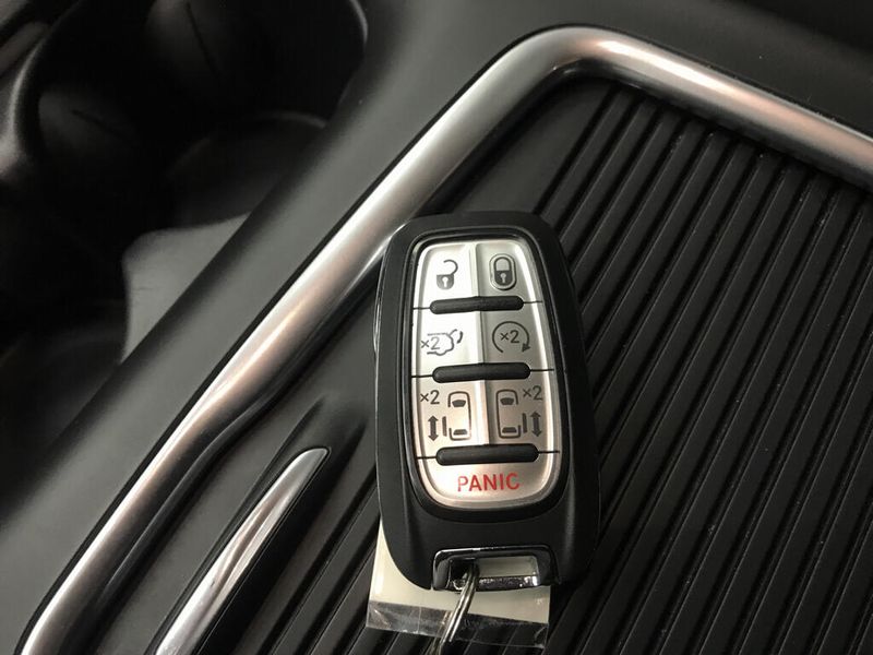 Used 2023 Chrysler Pacifica Touring LImage 8