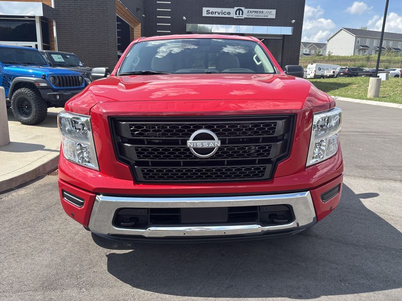 Used 2024 Nissan Titan SVImage 9