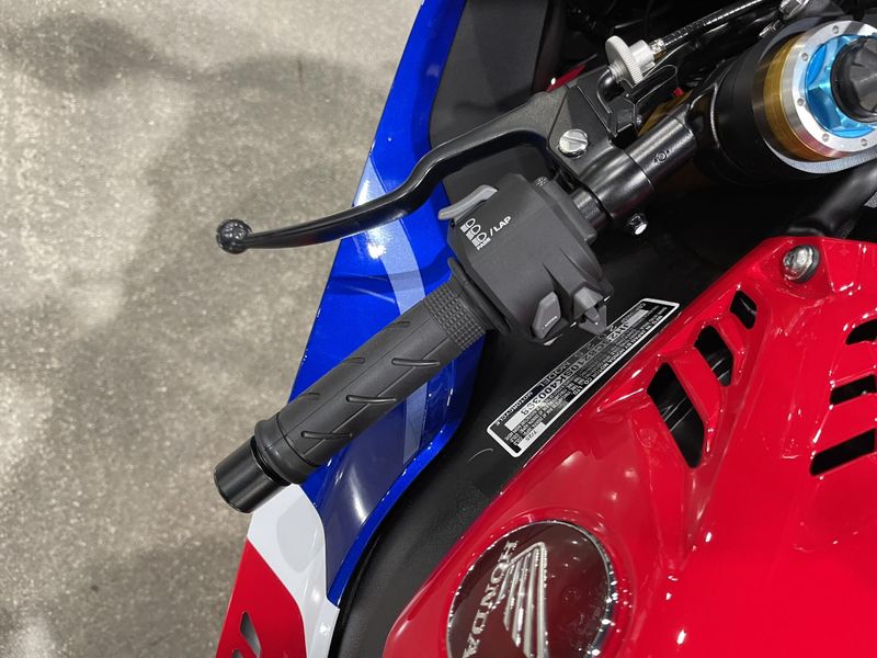 New 2025 Honda CBR1000RR-R FIREBLADE SP Image 24