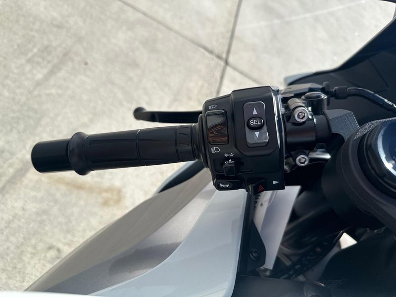 New 2025 Kawasaki NINJA ZX-6R Image 2