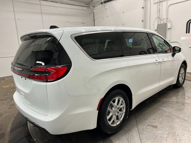 2023 Chrysler Pacifica Touring LImage 10