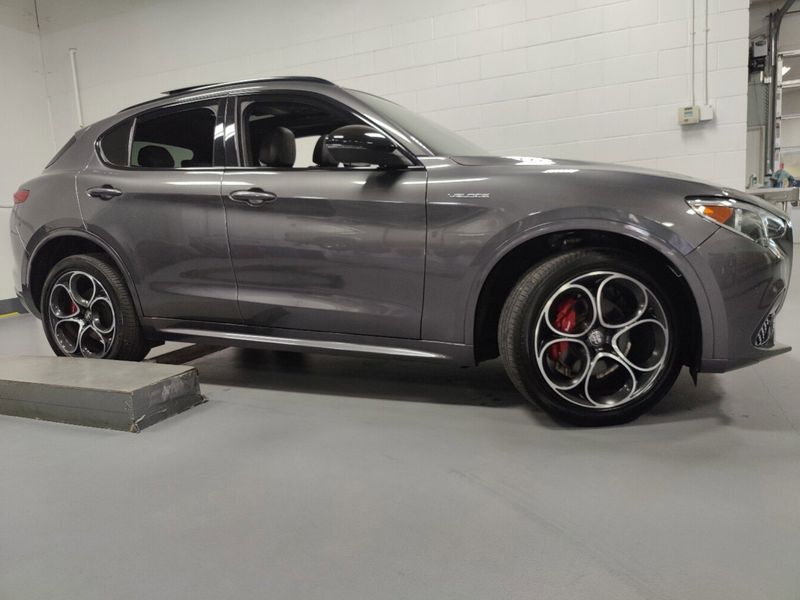 2022 Alfa Romeo Stelvio Veloce AWD w/Sunroof & NavImage 4