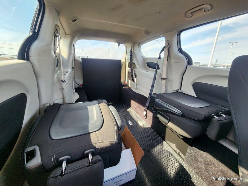 2023 Chrysler Voyager LXImage 52