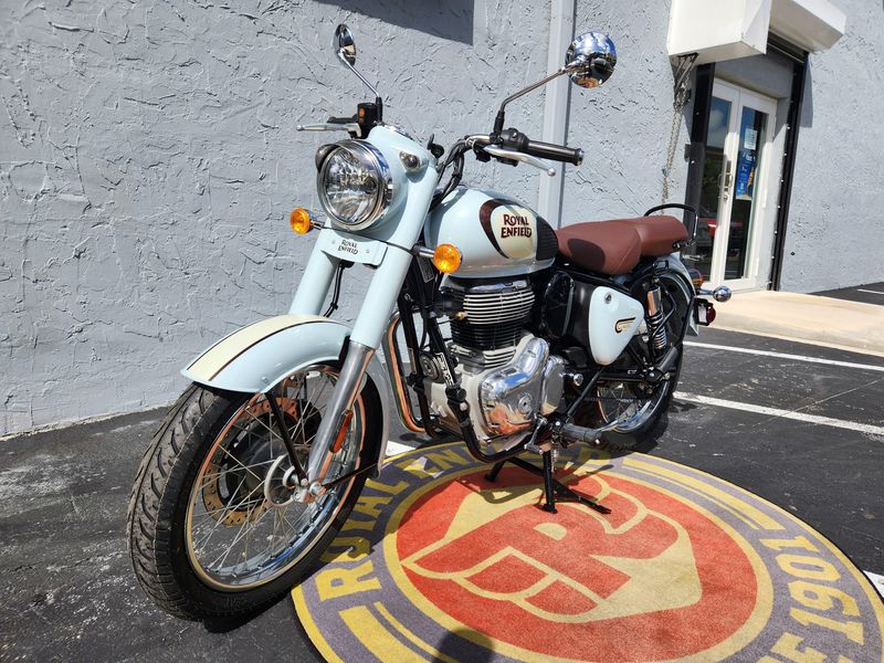 2024 Royal Enfield CLASSIC 350  in a HALCYON GREY exterior color. Royal Enfield Motorcycles of Miami (786) 845-0052 remotorcyclesofmiami.com 