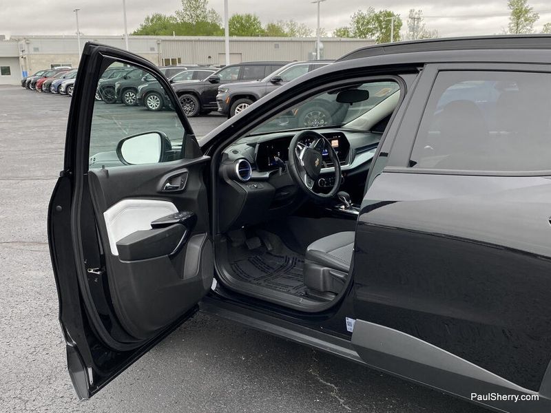 Used 2025 Chevrolet Trax LT