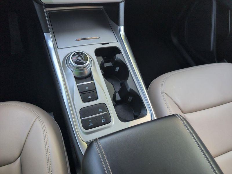 2023 Ford Explorer XLTImage 27