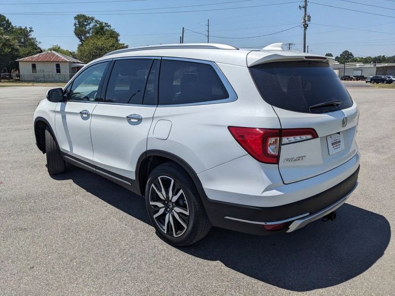 2022 Honda Pilot Touring 7-Passenger in a Platinum White Pearl exterior color and Beigeinterior. Johnson Dodge 601-693-6343 pixelmotiondemo.com 