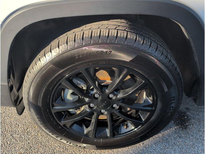 Used 2023 Jeep Cherokee Altitude LuxImage 9