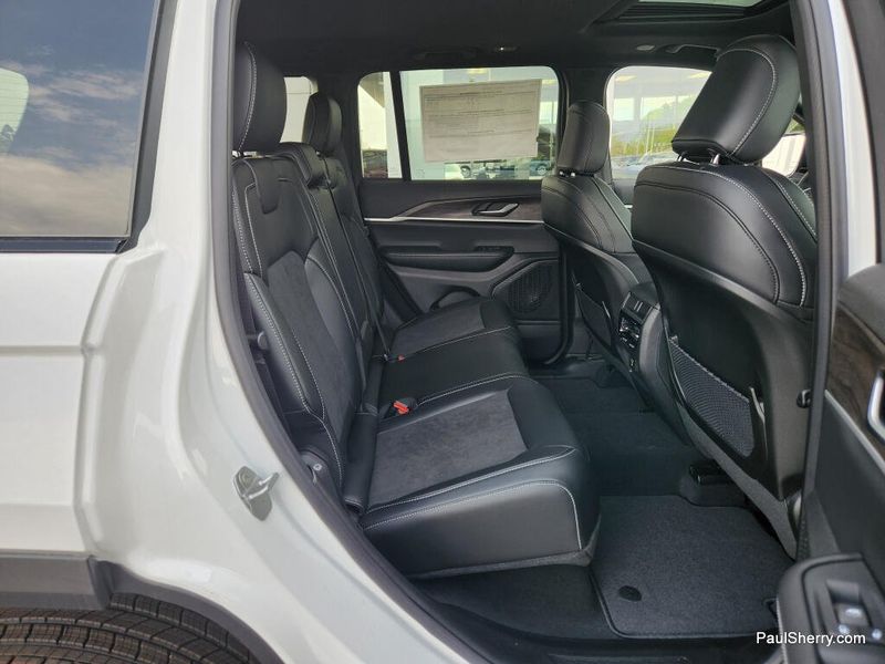 New 2026 Jeep Grand Cherokee Laredo Altitude 4x4