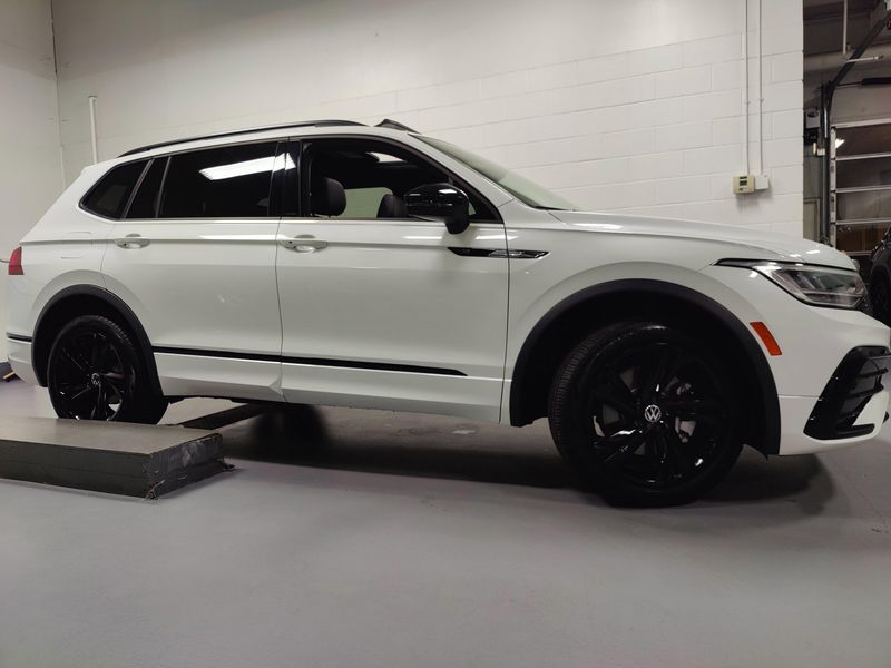 Used 2024 Volkswagen Tiguan SE R-Line Black AWD w/SunroofImage 3