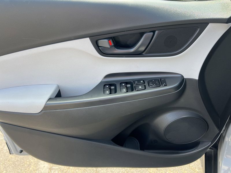 Used 2022 Hyundai Kona SEImage 5