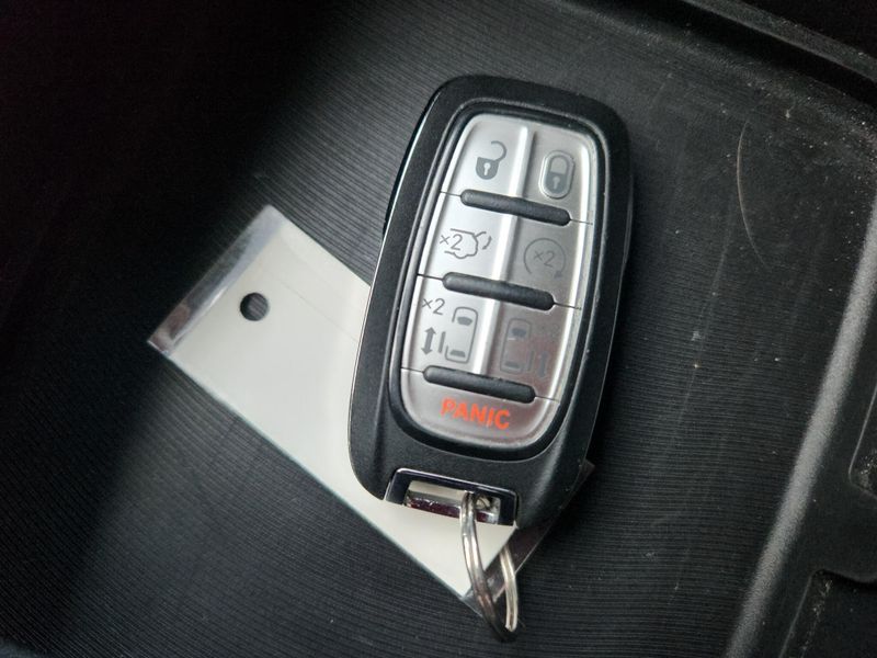 Used 2025 Chrysler Pacifica Select