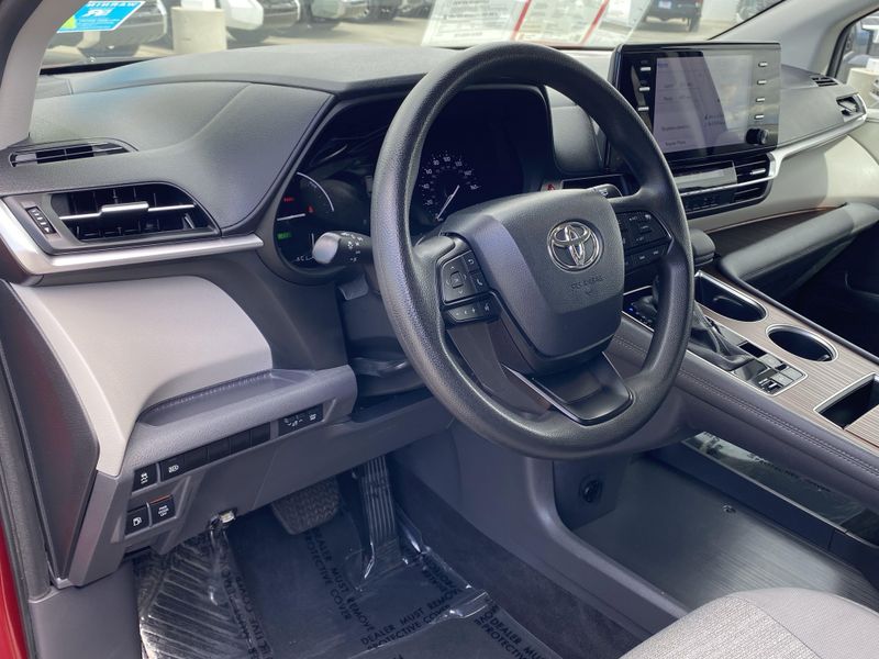 2024 Toyota Sienna LEImage 18