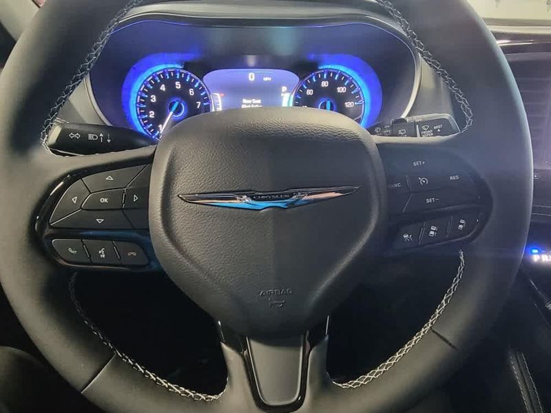 2026 Chrysler Pacifica Limited photo 15