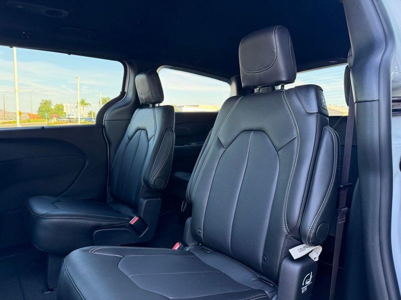 New 2027 Chrysler Pacifica LXImage 13