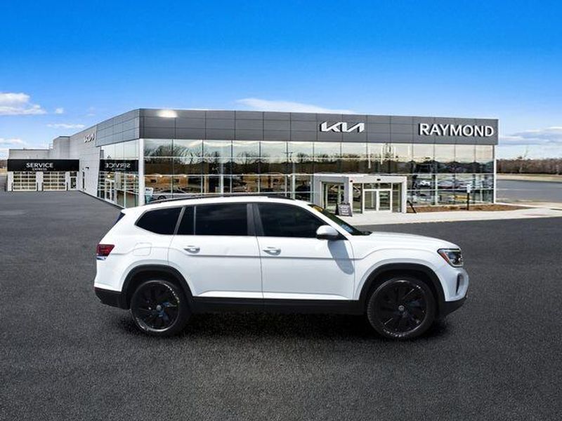 Used 2024 Volkswagen Atlas 2.0T SE w/TechnologyImage 2